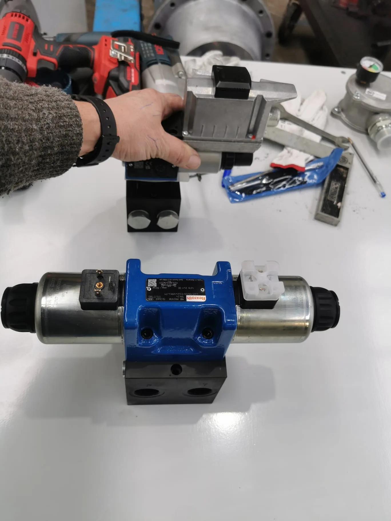 Montaje de electroválvulas industriales realizado por ZEUS MECHATRONIC