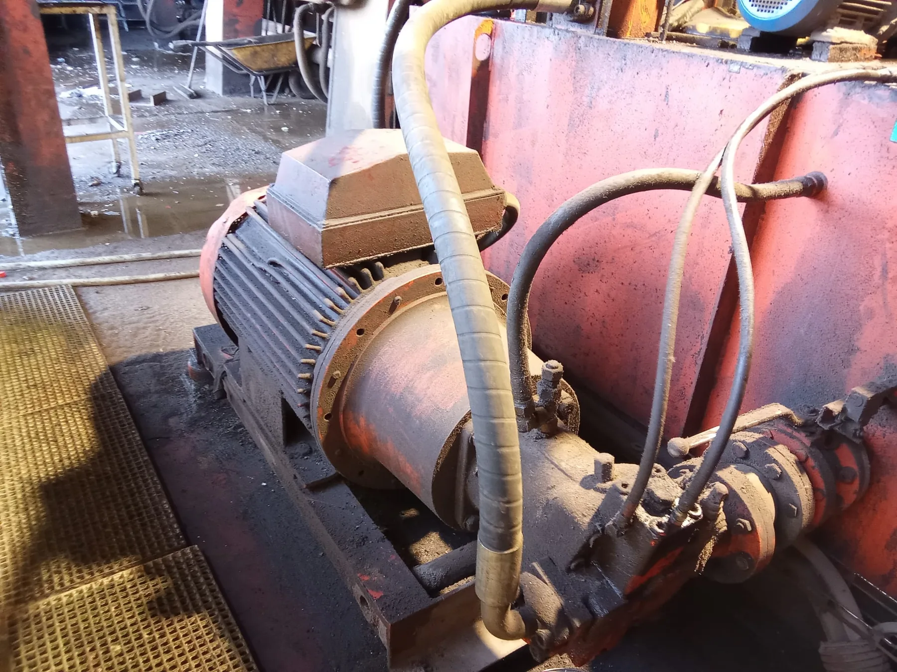 Montaje y reparación de sistema hidráulico industrial