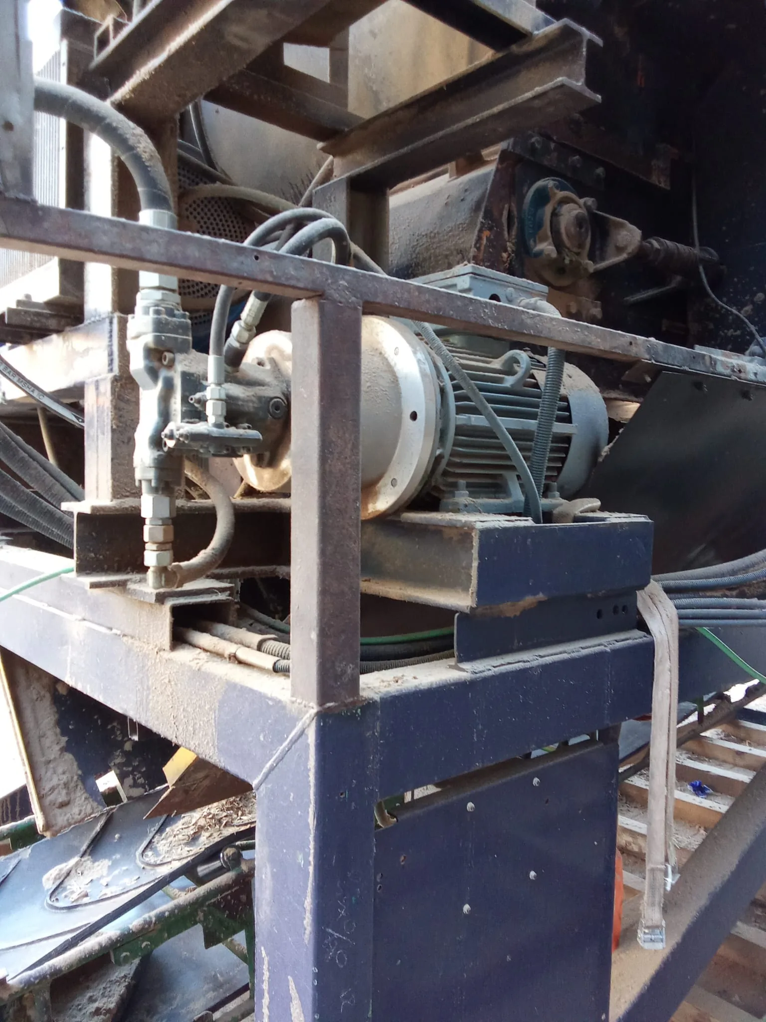 Reparación de sistema automático e hidráulico en trituradora industrial